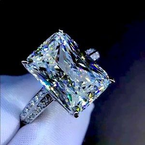 Beautiful ring, size 7.